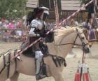 Рыцарь в доспехах и с копьем готова монтируется на коне также защищена броней